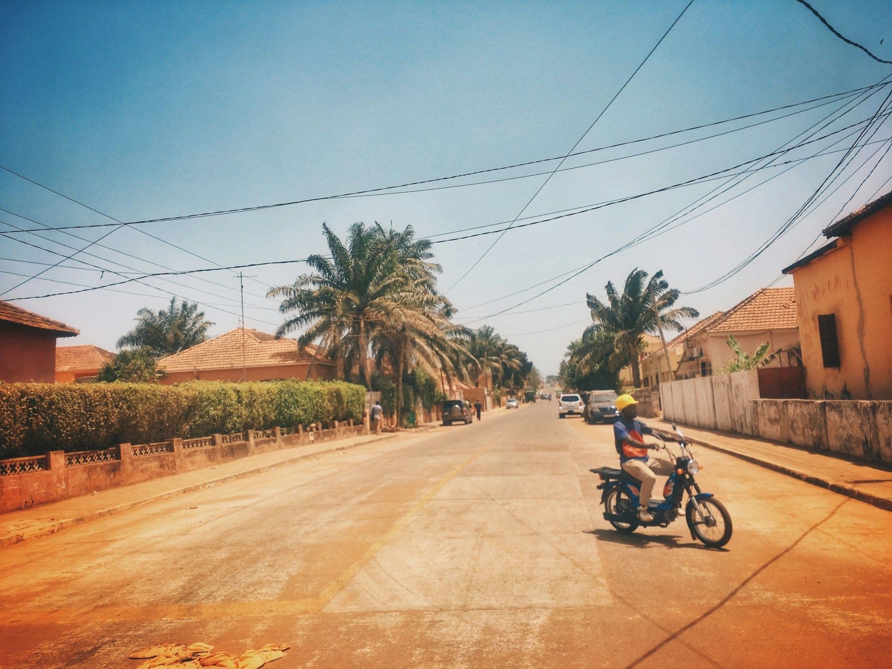 Rue de Guinée, une moto au loin
